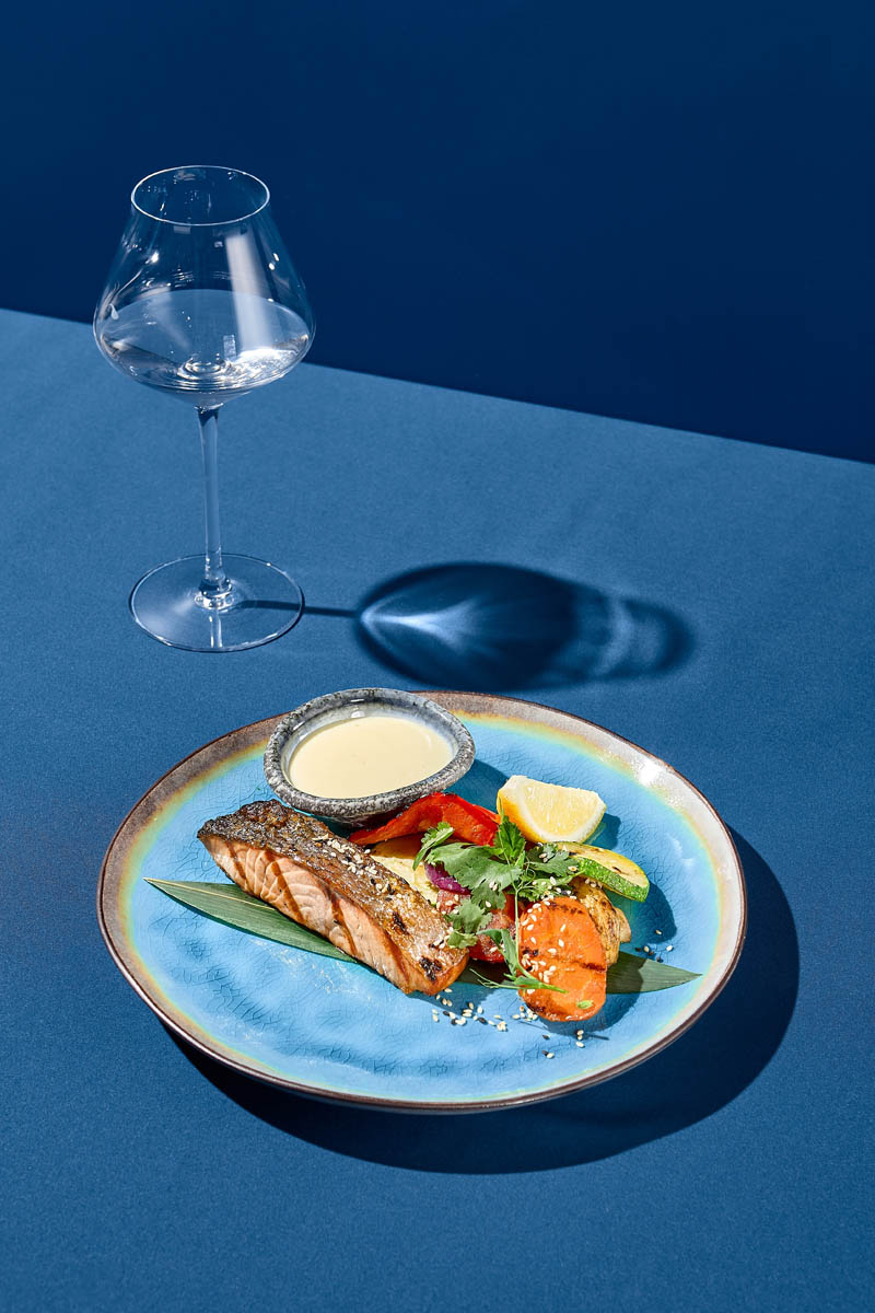 Illustration d'aliments, d'assiettes et de rep&egrave;res nutritionnels